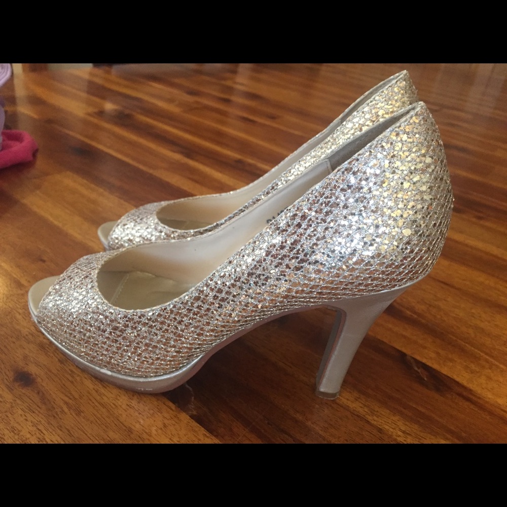 Gold glitter peep toe
